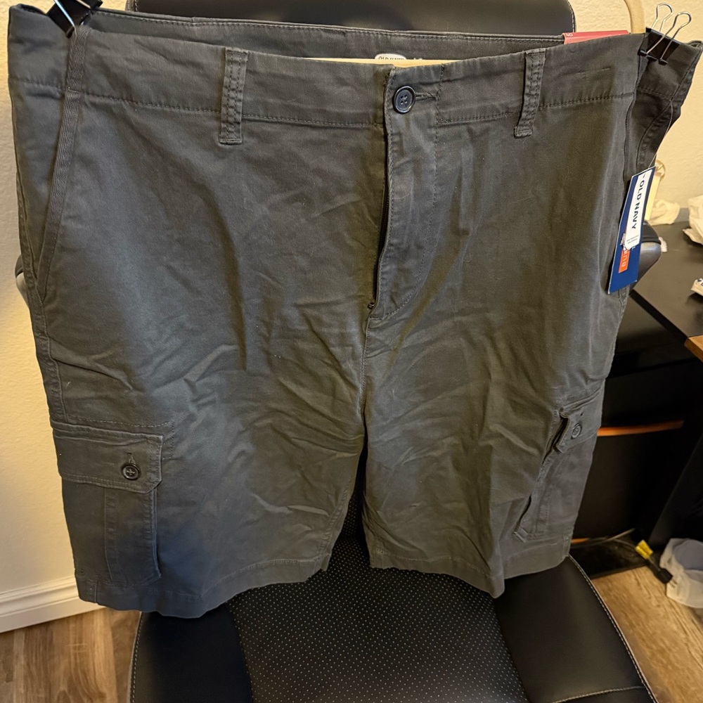 NWT old navy men’s cargo shorts- size 40
